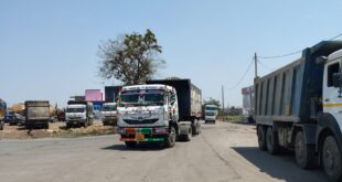 Passersby's Lives in Danger : केजेएस सीमेंट प्लांट मुख्य मार्ग पर ओवरलोड वाहनों से जाम, राहगीरों की जान खतरे में