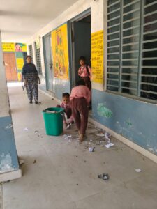 Administration silent on sweeping : सहारनपुर सरकारी स्कूलों में बच्चों को पढ़ाई की बजाय झाड़ू लगाने पर प्रशासन मौन