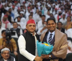 Shift in Political Direction : अंबेडकर-अखिलेश मुलाकात से बदली सियासी दिशा, नारे के पीछे छिपे संकेतों पर चर्चा तेज