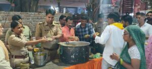 Bhandara Prasad : संकट मोचन श्रीहनुमान जन्मोत्सव पर न्यू आगरा थाना बना आस्था का केंद्र, हजारों श्रद्धालुओं ने लिया भंडारे का प्रसाद