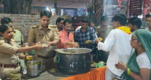 Bhandara Prasad : संकट मोचन श्रीहनुमान जन्मोत्सव पर न्यू आगरा थाना बना आस्था का केंद्र, हजारों श्रद्धालुओं ने लिया भंडारे का प्रसाद