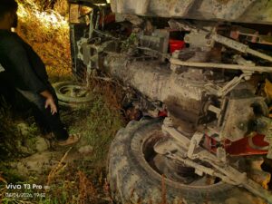 Report: Fatehpur : मरका बांदा से ओवरलोड मोरम लादकर आ रही ट्रैक्टर ट्राली पकड़ी गई, रिपोर्ट फतेहपुर ?