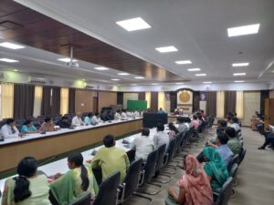 Administration Takes Strict Action : हापुड़ में स्ववित्त पोषित विद्यालयों की बैठक, फीस वृद्धि व अभिभावकों के हितों को लेकर प्रशासन सख्त