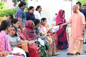 Public Issues : गोरखपुर में जनता दर्शन के दौरान CM योगी ने सुनीं जनसमस्याएं, जरूरतमंद बच्ची की फीस जमा कराने सहित त्वरित सहायता के दिए निर्देश