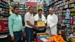 Honored Abhinandan : रेडक्रास भवन लोकार्पण समारोह में अनुपस्थित सम्मानित सदस्यों को घर जाकर किया गया सम्मानित अभिनंदन