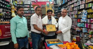 Honored Abhinandan : रेडक्रास भवन लोकार्पण समारोह में अनुपस्थित सम्मानित सदस्यों को घर जाकर किया गया सम्मानित अभिनंदन