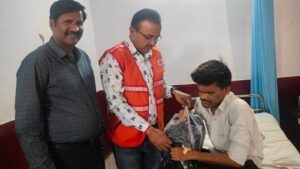 Sewa Foundation Member : दिव्यांग मरीज सुशील द्विवेदी की सहायता को आगे आए रेडक्रॉस और सेवा फाउंडेशन सदस्य