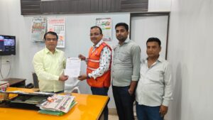 A memorandum was submitted : कांशीराम कॉलोनी में कूड़े के ढेर से परेशान लोगों की समस्या पर प्रशासन को ज्ञापन सौंपा गया