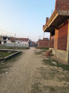 Risk of a Major Accident : उन्नाव में बांस-बल्लियों पर लटकते बिजली तारों से बड़ा हादसे का खतरा, लोग डरे