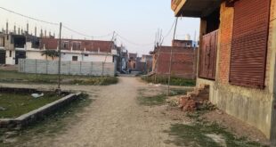 Risk of a Major Accident : उन्नाव में बांस-बल्लियों पर लटकते बिजली तारों से बड़ा हादसे का खतरा, लोग डरे