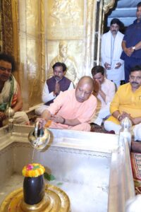 Review of Activities : वाराणसी में मुख्यमंत्री योगी आदित्यनाथ का दौरा, मंदिर दर्शन और विकास कार्यों की समीक्षा