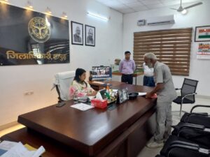 Instructions were issued : हापुड़ में जिलाधिकारी कविता मीना ने जनसुनवाई में सुनीं समस्याएं, समाधान के निर्देश दिए