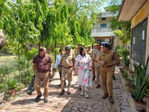 The SP conducted an inspection : हापुड़ में होमगार्ड भर्ती परीक्षा की तैयारियों का डीएम और एसपी ने किया निरीक्षण