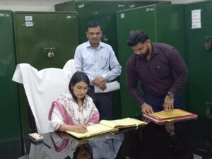 Emphasis on Dialogue : हापुड़ में नवागत जिलाधिकारी कविता मीना ने संभाला कार्यभार, विकास और संवाद पर जोर