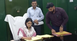 Emphasis on Dialogue : हापुड़ में नवागत जिलाधिकारी कविता मीना ने संभाला कार्यभार, विकास और संवाद पर जोर