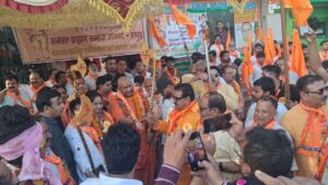 Welcomed with a shower of rain : हापुड़ में भगवान परशुराम शोभायात्रा का कांग्रेस नेताओं ने पुष्प वर्षा कर किया स्वागत