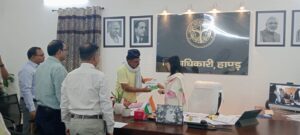 Gyanendra Tyagi gave best wishes : हापुड़ में जिला अधिकारी कविता मीना का स्वागत, ज्ञानेन्द्र त्यागी ने दी शुभकामनाएं