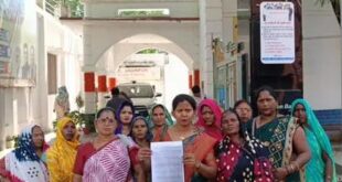 Appealed to the DM : 70 साल पुराना रास्ता बंद, 50 परिवार परेशान, महिलाओं ने डीएम से लगाई गुहार