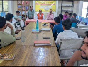 Life Guidance : फतेहपुर पुस्तकालय में कैरियर काउंसलिंग व तनाव प्रबंधन सत्र, युवाओं को दिए महत्वपूर्ण जीवन मार्गदर्शन