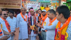 Presence of People : हापुड़ में भगवान परशुराम प्रकट उत्सव पर भव्य शोभायात्रा, संतों और गणमान्य लोगों की उपस्थिति