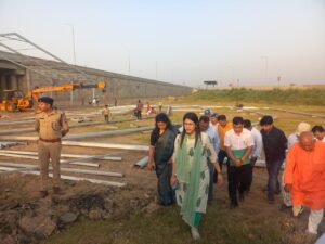 Ganga Expressway : जिलाधिकारी ने गंगा एक्सप्रेसवे उद्घाटन तैयारियों का निरीक्षण कर अधिकारियों को दिशा-निर्देश दिए सख्त निर्देश