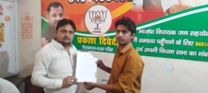 Demand for Profit : समाजसेवी ने वयोवृद्ध महिला के लिए की आवास सहित अन्य योजनाओं के लाभ की मांग