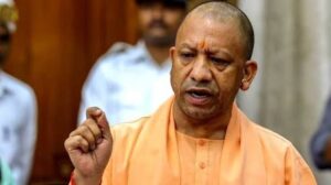 CM Yogi met with Manish Singh : वाराणसी हत्याकांड के बाद सीएम योगी ने मनीष सिंह परिवार को 10 लाख सहायता घोषित