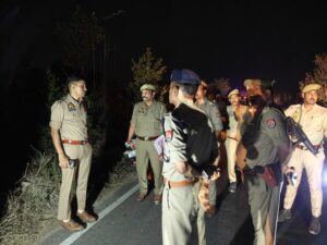 Inspection and Instructions : कौशाम्बी पुलिस अधीक्षक द्वारा सैनी व कड़ाधाम क्षेत्रों में घटनास्थलों का निरीक्षण और निर्देश