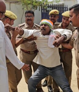 Mutual accusations escalate : जौनपुर में कांग्रेस नेताओं को हाउस अरेस्ट, विरोध पर सियासत तेज और आरोप-प्रत्यारोप बढ़े ?