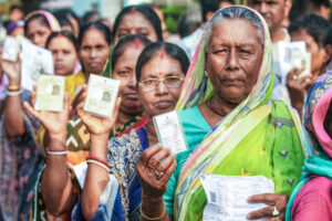 Voters at polling stations : पश्चिम बंगाल चुनाव: मतदान केंद्रों पर वोटर्स की लंबी कतारें, सुबह 9 बजे तक 18.39 प्रतिशत वोट पड़े