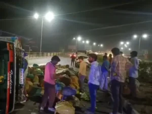 There was a long traffic jam : उपेडा फ्लाईओवर के पास सब्जी से भरी गाड़ी पलटी, हाईवे पर लंबा जाम लगा