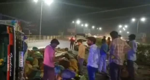 There was a long traffic jam : उपेडा फ्लाईओवर के पास सब्जी से भरी गाड़ी पलटी, हाईवे पर लंबा जाम लगा