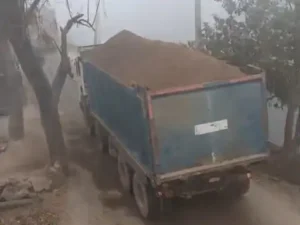 Environmental Crisis : बांदा–फतेहपुर में मोंरम खनन और ओवरलोड वाहनों से जनजीवन, पर्यावरण संकट