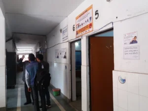 Admitted to hospital : जौनपुर सीएमओ कार्यालय में शॉर्ट-सर्किट हादसा, इलेक्ट्रीशियन गंभीर रूप से झुलसा अस्पताल में भर्ती