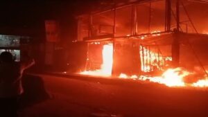Firefighting and relief operations continue : ग्रेटर नोएडा शाहबेरी फर्नीचर मार्केट में भीषण आग, दमकल राहत कार्य जारी