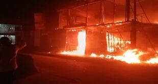 Firefighting and relief operations continue : ग्रेटर नोएडा शाहबेरी फर्नीचर मार्केट में भीषण आग, दमकल राहत कार्य जारी