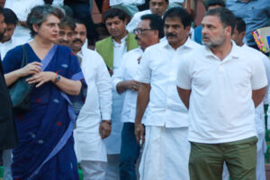 Allegation of giving : केरल सीएम पर खींचतान: वायनाड में राहुल-प्रियंका के खिलाफ पोस्टर, केसी वेणुगोपाल को 'बढ़ावा' देने का आरोप