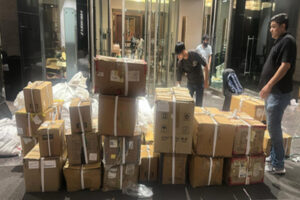 Goods Confiscated : दिल्ली पुलिस ने वसंत कुंज के लग्जरी होटल में नकली ब्रांडेड कपड़ों के रैकेट का भंडाफोड़ किया, लाखों का सामान जब्त