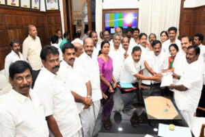 Velumani Face-to-Face : तमिलनाडु विधानसभा में AIADMK की सियासी जंग, ईपीएस और वेलुमणि आमने-सामने