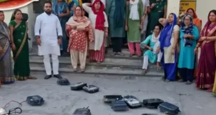 Smart electricity meters : मेरठ में स्मार्ट बिजली मीटरों के विरोध में महिलाओं का प्रदर्शन, मीटर उखाड़कर जताया आक्रोश