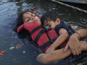 Mother's Lap : अंतिम सांस तक साथ रही ममता: लहरें भी न छुड़ा सकीं माँ का आँचल