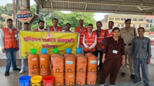 Provided cold water service : बुद्ध पूर्णिमा पर रेलवे स्टेशन में रेडक्रास सोसाइटी ने यात्रियों को शीतल जल सेवा दी