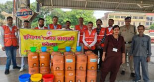 Provided cold water service : बुद्ध पूर्णिमा पर रेलवे स्टेशन में रेडक्रास सोसाइटी ने यात्रियों को शीतल जल सेवा दी