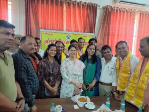 Instructions Given : अंतर्राष्ट्रीय मजदूर दिवस पर हापुड़ में जिलाधिकारी ने सुनी मजदूरों की समस्याएं और दिए निर्देश