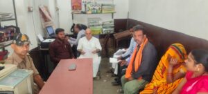 Gave Assurance : फतेहपुर जनता दरबार में बीरेंद्र सिंह चौहान ने सुनी जनसमस्याएं, समाधान का आश्वासन दिया