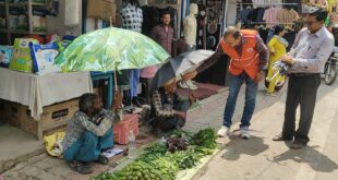 Umbrellas distributed to vendors : रेडक्रॉस की पहल: गर्मी में राहत, ठेला और सब्जी विक्रेताओं को छाते वितरित