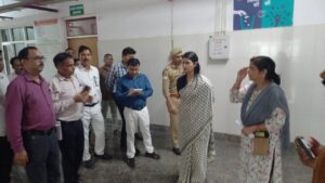 Review of Arrangements : हापुड़ में डीएम का औचक निरीक्षण, जिला अस्पताल और मंडी व्यवस्थाओं की समीक्षा