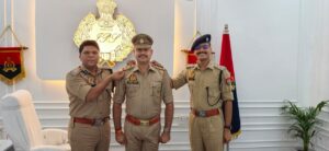 Peeping Ceremony : जौनपुर पुलिस पीपिंग सेरेमनी में उपनिरीक्षक त्रिवेणी सिंह निरीक्षक पद पर पदोन्नत होकर हुए सम्मानित