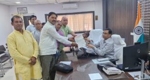 Memorandum Submitted : शिक्षणेत्तर कर्मचारी महासंघ ने पद सृजन की मांग को लेकर जिलाधिकारी को सौंपा ज्ञापन