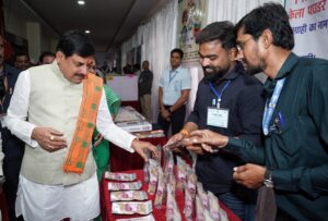 Standing Government : हर परिस्थिति में उद्योगपतियों के साथ खड़ी सरकार, सीएम डॉ. मोहन ने व्यापारियों से किया संवाद, इन बातों पर दिया जोर